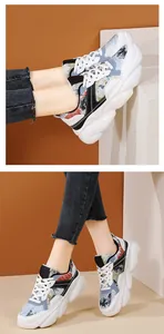 Dettaglio delle sneakers con zeppa, cuciture colorate e suola in gomma ondulata di alta qualità