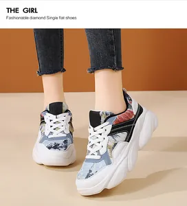 Dettaglio di sneaker platform con stampe artistiche e spesse suole in gomma bianca