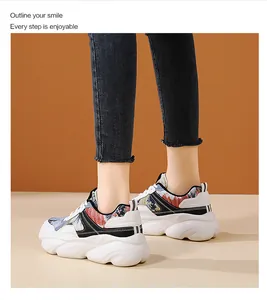 Dettaglio di sneakers colorate con zeppa e stampe artistiche indossate dalla modella