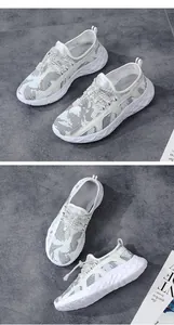 Détail de baskets en mesh blanc avec motifs camouflage bleu et lacets à cordon