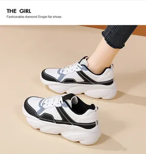 Vista dettagliata delle sneakers con plateau e patchwork in rete bianco, nero e blu