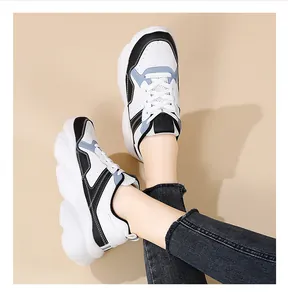 Dettaglio di sneaker con plateau e inserti in mesh con accenti blu in scatto dinamico