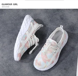 Détail de chaussure de marche en mesh fleuri avec lacets élastiques et bloqueur