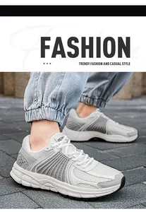 Dettaglio della tomaia in mesh traspirante e suola spessa retrò su sneakers grigie