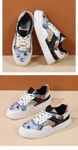 Vista dettagliata delle sneakers sportive con suola spessa e motivi di paesaggi colorati