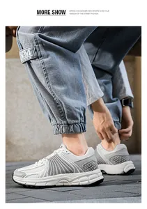 Dettaglio delle sneakers bianche e grigie con mesh traspirante e suola spessa e resistente