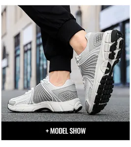 Dettaglio di sneaker in mesh traspirante con suole antiscivolo e design aerodinamico