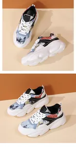 Dettaglio ravvicinato delle sneakers platform con stampe di paesaggi cinesi tradizionali