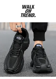 Dettaglio di sneaker retrò nere traspiranti con mesh e strisce riflettenti argentate