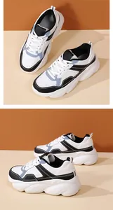 Viste dettagliate di sneakers chunky con suola platform e pannelli patchwork bianchi e blu
