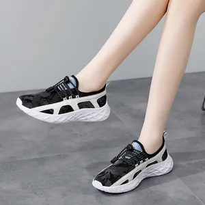 Scarpe da camminata traspiranti in mesh nero da donna con suola bianca spessa
