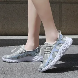 Sneaker da donna in mesh traspirante con strisce azzurre e suole bianche spesse antiscivolo
