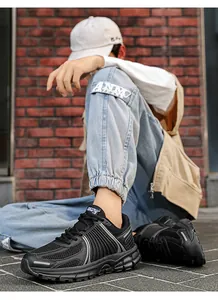 Vista dettagliata di sneaker retrò nere con mesh traspirante e suola antiscivolo
