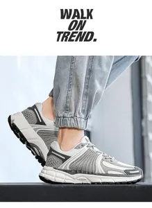 Primo piano di sneakers da corsa in mesh grigio con suole ammortizzate sul modello
