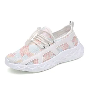 Scarpa outdoor traspirante da donna con motivo mimetico colorato e suola ammortizzata spessa