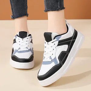 Sneaker fashion con suola spessa e pannelli tricolore per un look sportivo e casual