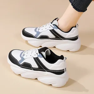 Sneakers platform alla moda in bianco, nero e blu con mesh traspirante e pelle sintetica