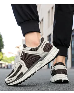 Dettaglio di scarpa retrò con mesh traspirante e suola spessa ammortizzata
