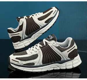 Dettaglio della maglia traspirante e design retrò per queste scarpe da corsa ammortizzate