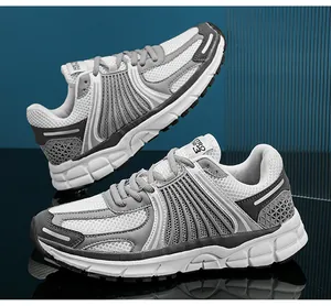 Dettaglio scarpe da corsa retrò con mesh traspirante e suole spesse ammortizzate