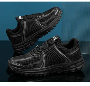 Dettaglio di scarpe da corsa rétro con mesh nero traspirante e suola ammortizzante