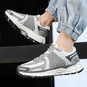 Scarpe da corsa retrò grigie e bianche da uomo con suole spesse antiscivolo ai piedi