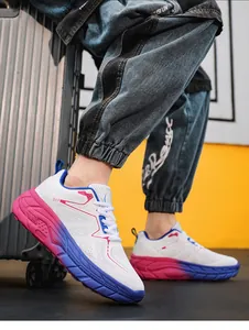 Détail de chaussure de sport en mesh respirant avec semelle épaisse dégradée
