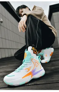 Detailansicht der High-Top-Basketballschuhe mit der Nummer 23 und lebhaften Farbmustern