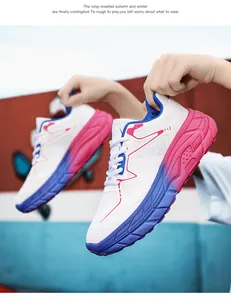 Gros plan des chaussures de course en maille avec semelles compensées dégradées bleu-rose