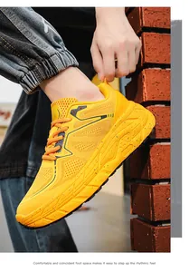 Vue rapprochée de baskets en maille jaune respirante avec semelles épaisses aux pieds