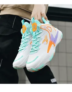 Nahaufnahme von High-Top-Basketballschuhen mit mintgrünen Akzenten und TPU-Elementen