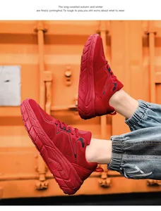 Détail de chaussures de course rouges en mesh respirant pour hommes avec semelles