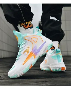 Detail von High-Top Basketballschuhen mit Mesh-Obermaterial und lila-orangen Farbakzenten