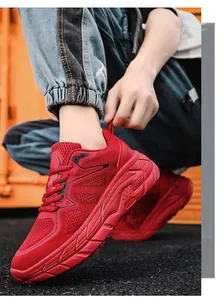 Détail de baskets de course en mesh rouge respirant avec semelles épaisses amortissantes