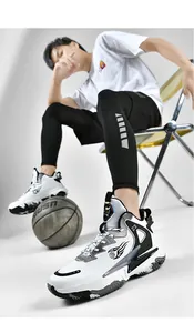 Detailansicht High-Top-Basketballschuh mit Nummer 23 und rutschfester Camouflage-Sohle