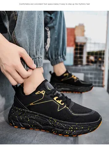 Vue latérale de baskets noires pour hommes en maille respirante avec détails jaunes