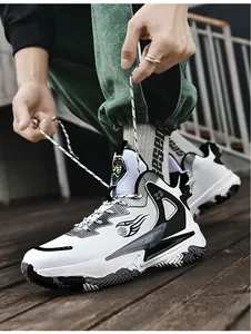 Nahaufnahme weißer atmungsaktiver Basketballschuhe mit Lederbesatz und Nummer 23