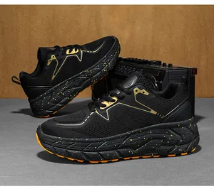 Détails de baskets en maille noire pour hommes avec accents dorés et semelles mouchetées