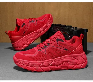 Détail macro de la tige en mesh rouge et semelle épaisse avec taches bleues sur la basket