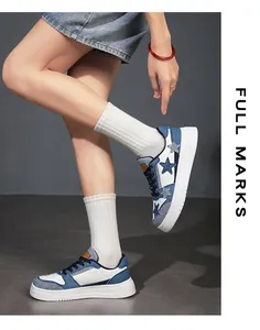 Detalle de zapatillas de plataforma azules y blancas para mujer con parche de estrella