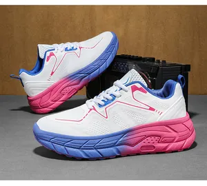 Détail de baskets compensées avec semelles dégradées bleu-rose et maille respirante