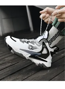 Nahaufnahme von High-Top Basketballschuhen mit Mesh-Obermaterial und Flammen-Logo Nr. 23