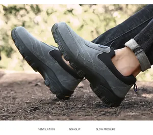Detail der Herren-Slipper-Freizeitschuhe mit rutschfester Sohle und grauem Wildleder-Textur