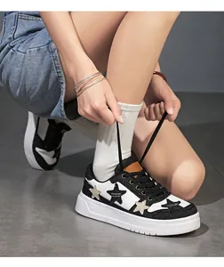 Detalle de zapatillas modernas en blanco y negro con motivos de estrellas