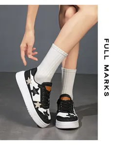 Detalle de zapatillas de lona para mujer con patrones de estrellas y suela de goma