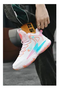 Detail von High-Top-Basketballschuhen mit Nummer 23 und lebhaften Flammenmustern
