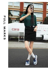 Look informal con camiseta verde, falda vaquera y zapatillas azules con estrellas