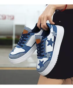 Detalle de los paneles de cuero blanco y denim azul con parches de estrellas