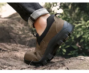 Tragefoto der braunen Wildleder-Outdoor-Freizeitschuhe mit dicker Gummisohle