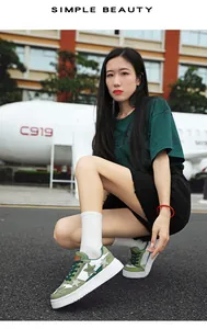 Detalle de zapatillas de lona verdes y blancas con motivos de estrellas en una modelo